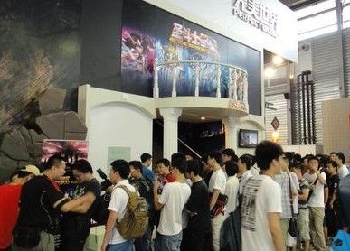 ChinaJoy开馆第二日 各大展台依然大排长龙