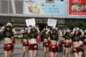 随着《魔兽世界》第四部资料片“熊猫人之谜”上线日期的日益临近，游戏的宣传力度也在不断加强。上周末，在上海、长沙，乃至台北街头相继出现了众多的“熊猫女孩”，以时尚前卫的艺术行为“快闪”在出现的地方大跳可爱的熊猫舞。