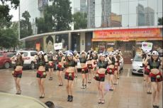 “熊猫女孩”出现在上海街头