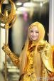 2012年Chinajoy游戏展完美站台的雅典娜，身上的金圣衣成为当日会展最大亮点。