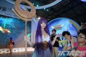 2012年Chinajoy游戏展备受争议的“雅典娜”，扮演者因衣着太短而“露底”，也被主办方驱逐出场。