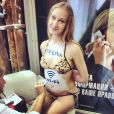 俄罗斯游戏展IgroMir 2012 Showgirl大秀性感，图为正在做人体彩绘广告的showgirl。