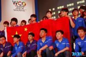 星际2与魔兽3冠亚军四个人拉起国旗，他们也将代表中国出战WCG2012世界总决赛；左起：Sky、Xluos、MacSed与Fly