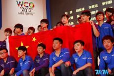 星际2与魔兽3冠亚军四个人拉起国旗，他们也将代表中国出战WCG2012世界总决赛；左起：Sky、Xluos、MacSed与Fly