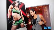 WWE（美国职业摔角）的性感女摔角手AJ Lee(中文名：李阿娇)不但在职业摔角界登峰造极，担当一姐，如今也跻身游戏界，成为了摔角游戏《WWE13》的新角色的原型人物，在现实和虚拟的摔角场上展示性感摔角。