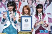 AKB48成员高桥南、渡边麻友、横山由依展示所获得的吉尼斯世界纪录证书。到场的AKB48三位成员分别发表了自己的感想。