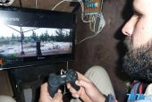 图为叙利亚反对派人士自制的装甲战车内部操作室，可以用游戏手柄操作战车。