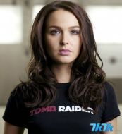 曾经出演过美剧《实习医生格雷》的卡米拉·卢丁顿（Camilla Luddington）成为了饰演《古墓丽影》女主角劳拉的新女郎。在过去两年里，Camilla Luddington为新作中的青年劳拉担任动作捕捉和角色配音。如今由她演绎的全新劳拉形象将随游戏一起出现在广大玩家眼前。