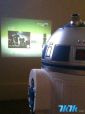 主机本身还内建投影机，让你就算没有屏幕也可以用投影的方式玩游戏，只差没有R2-D2那叽里呱啦的声音了。