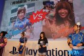 但如果只是几张图片可能还不太能够了解游戏的内容，所以邀请了极受欢迎的“台湾甜心”小头，以及日本电玩少女Choco Blanka现场直接拿起游戏杆对打，让众玩家体验一场视觉享受。