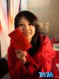 图为台湾著名漫画家米丝琳，在镜头签名美女作者的笑容很迷人......