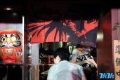 台湾索尼电脑娱乐（SCET）为庆祝PS Vita超魔法战斗动作游戏《灵魂献祭（Soul Sacrifice）》繁体中文版20日在台湾地区上市，特别与串烧居酒屋“吴留手”合作打造“暗魂献祭期间限定主题餐厅”，于19日晚间盛大举办前夜祭活动，邀请担任本作概念发想的知名游戏创作者稻船敬二担任主题餐厅开幕嘉宾，与VIP玩家一起展开热烈的共斗盛会。