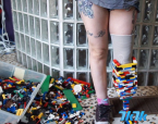 现今，制作假肢有很多材料可以选择，如铝板、塑料、钛合金等材料。而据英国《每日邮报》近日报道，一名来自美国路易斯安娜州的女子却用乐高积木拼成了一个创意假肢。