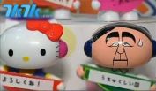 在东京热闹的玩具店里，跟着hello kitty左摇右摆的不是别人，正是日本现任首相安倍晋三。别看他板着一张扑克脸，却是这个夏天最热卖的人气玩偶。东京以北的琦玉县玩具厂正加大投入生产另一款热卖商品，那就是安倍面具。