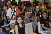 日本混血AV女优泷泽萝拉7月19日从东京飞抵北京，出席国内首部游戏电影《天神传》开机仪式。泷泽萝拉当天一身黑色连体长裤亮相，衣着保守，清新靓丽。图为现场气氛火爆。