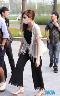日本混血AV女优泷泽萝拉7月19日从东京飞抵北京，出席国内首部游戏电影《天神传》开机仪式。泷泽萝拉当天一身黑色连体长裤亮相，衣着保守，清新靓丽。图为现场气氛火爆。