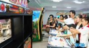 8月13日消息，最近在朝鲜平壤绫罗人民游乐园开业的电子游戏场深受游客青睐，日均千余游客到该游戏场玩游戏。图片来源：CFP
