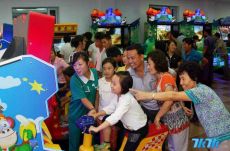 图为朝鲜民众在平壤绫罗人民游乐园内的电子游戏场试玩游戏，看见朝鲜人民如此的幸福，中国的宅男们有什么要说的吗？