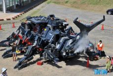 当地时间2013年8月14日，日本茨城县，一只巨大的名为“Kabutom RX-03”的机械甲壳虫打破了小城宁静的气氛。这台由日本工程师HitoshiTakahashi(高桥均)历时11年打造的“现实版钢铁甲虫”，让人简直无法相信自己的眼睛。