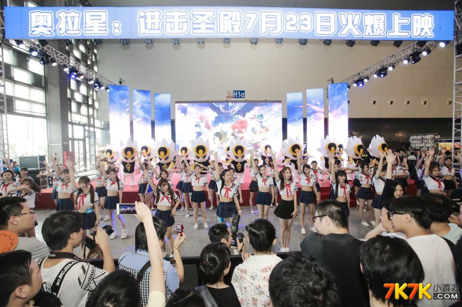 7月9日，在二次元界的年度盛事、第十一届中国国际动漫游戏展览会上,百田科技大玩快闪 ，二十名电影主角——萌萌哒的“太二”以及五十名清纯美女学生突然闯入，载歌载舞，极为吸人眼球。除此之外，“太二”及美少女们还积极与现场观众互动，大胆约身边围观者看7月23日首映的3D动画大电影《奥拉星·进击圣殿》。